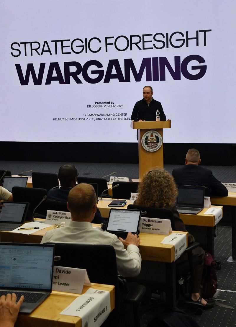 Strategic Foresight Wargaming – Speaker am Rednerpult